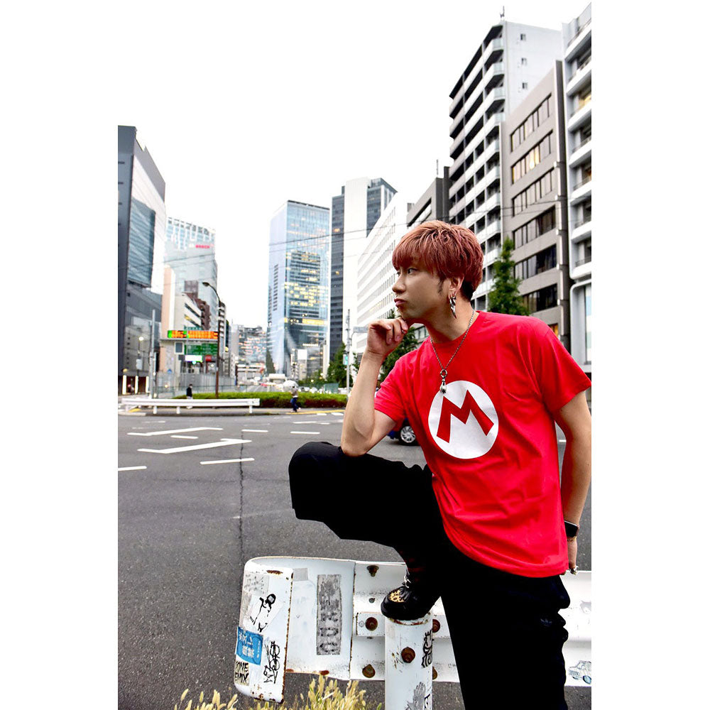 
                  
                    SUPER MARIO スーパーマリオ (40周年 ) - Mario Badge　 / Tシャツ / メンズ
                  
                