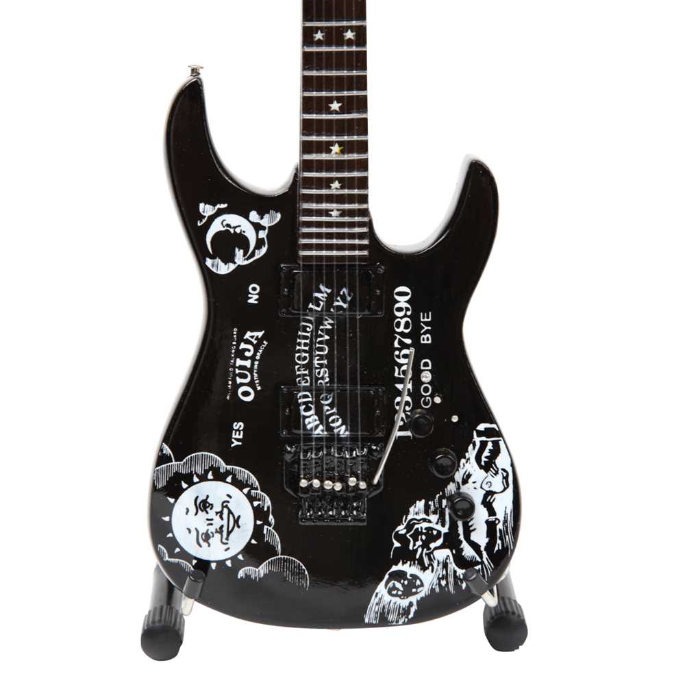 
                  
                    METALLICA メタリカ - Kirk Hammett Signature Ouija / ミニチュア楽器
                  
                