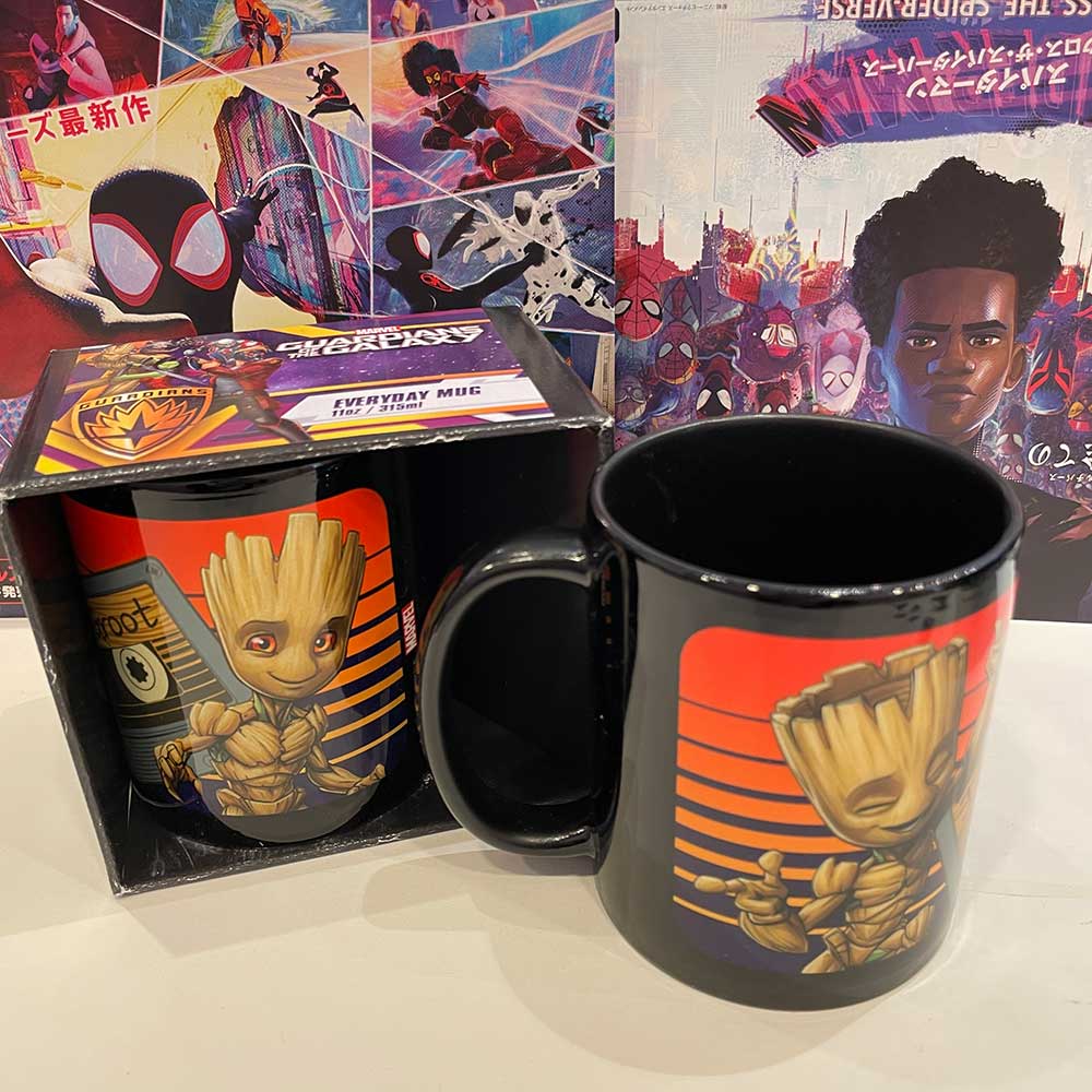 
                  
                    GUARDIANS OF THE GALAXY ガーディアンズ・オブ・ギャラクシー - Groot Sunset / Black / マグカップ
                  
                
