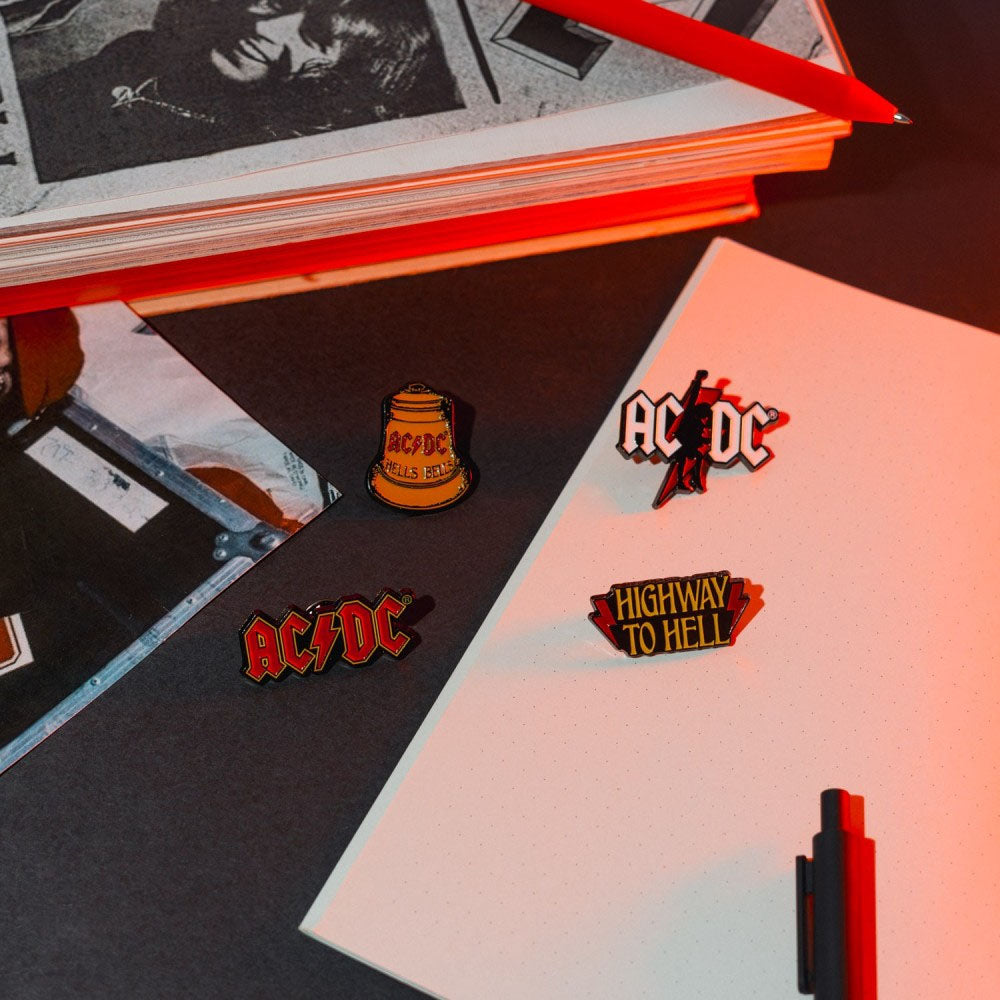 
                  
                    AC/DC エーシーディーシー (来日 45周年 ) - HIGHWAY TO TELL / 4個 ピンバッジセット / バッジ
                  
                