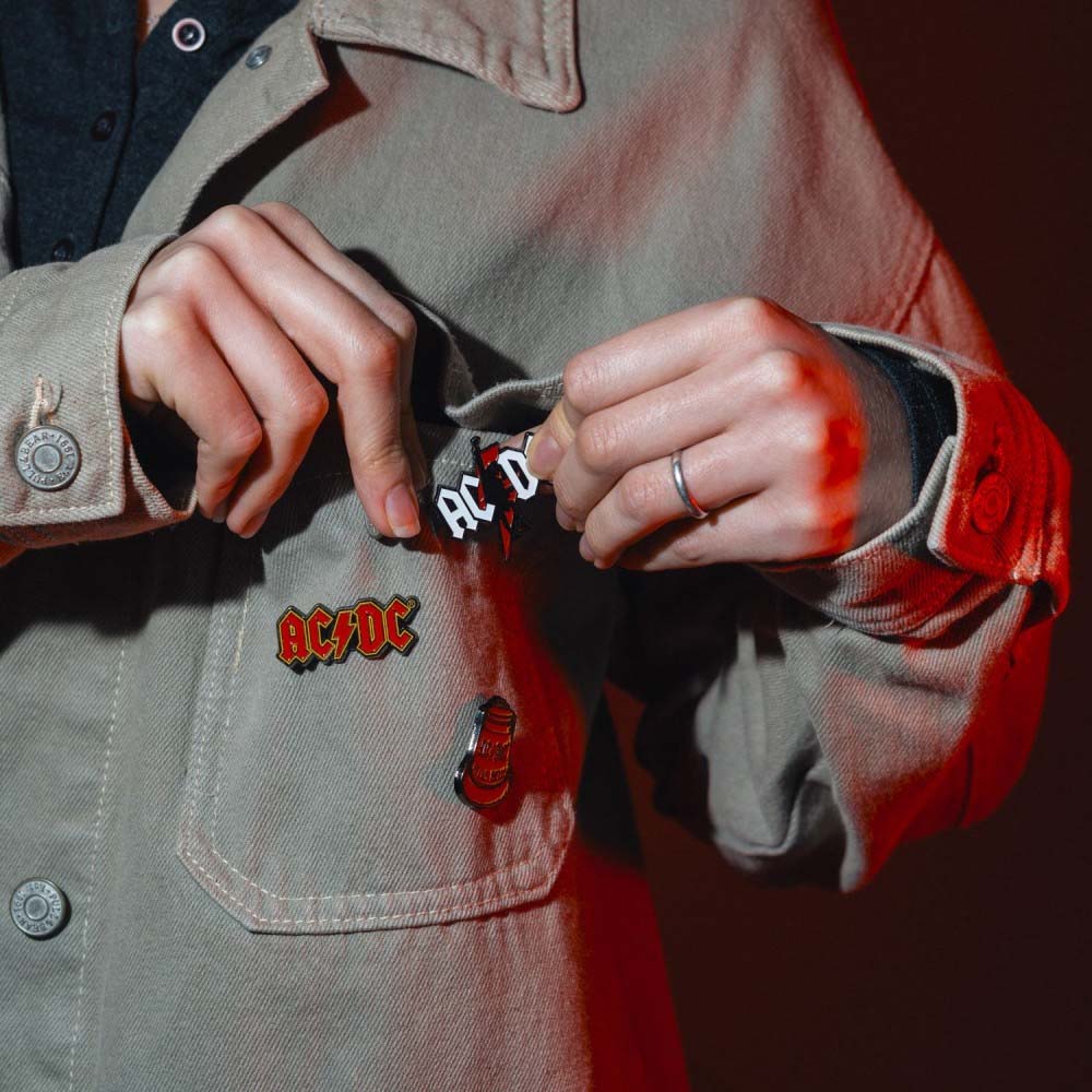 
                  
                    AC/DC エーシーディーシー (来日 45周年 ) - HIGHWAY TO TELL / 4個 ピンバッジセット / バッジ
                  
                