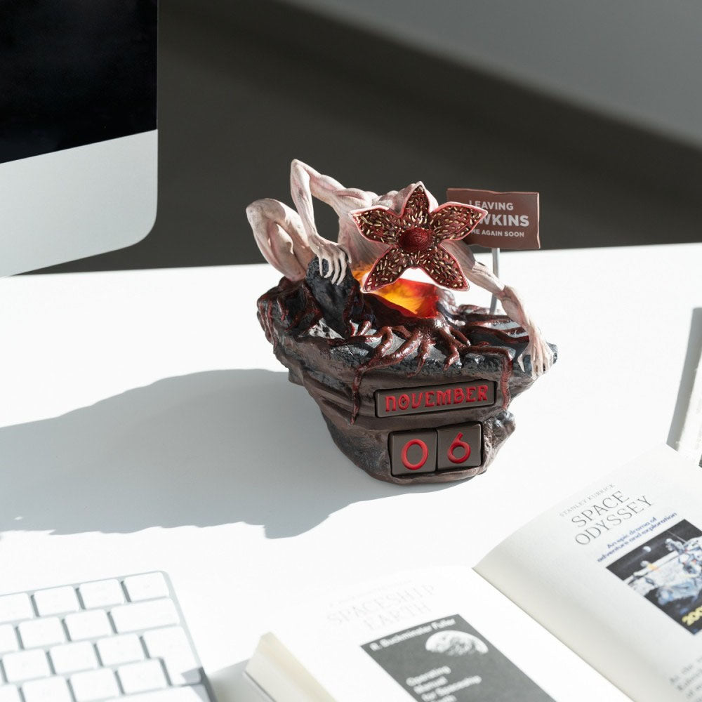 
                  
                    STRANGER THINGS ストレンジャー・シングス (シーズン5 2025年配信決定 ) - STRANGER THINGS / 3Dパーペチュアルカレンダー / 永久カレンダー / カレンダー・ダイアリー
                  
                