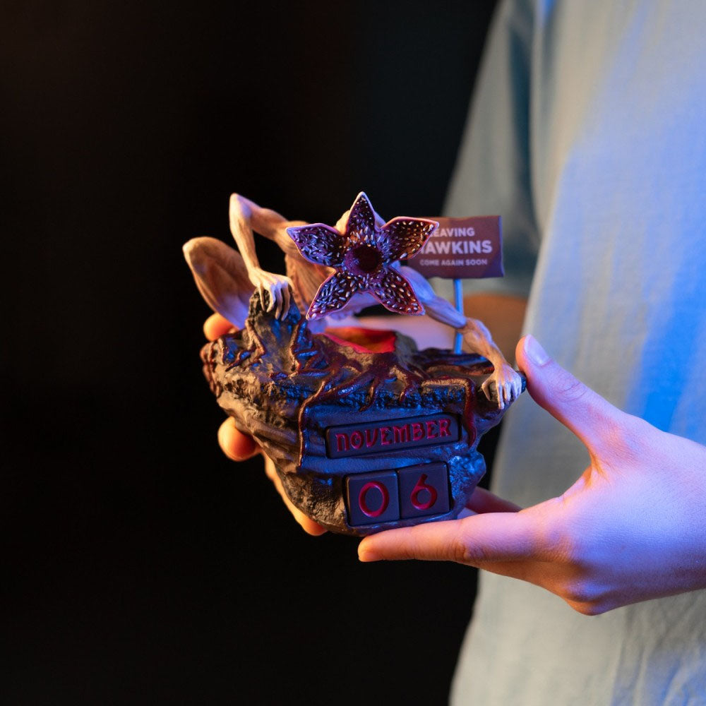 
                  
                    STRANGER THINGS ストレンジャー・シングス (シーズン5 2025年配信決定 ) - STRANGER THINGS / 3Dパーペチュアルカレンダー / 永久カレンダー / カレンダー・ダイアリー
                  
                