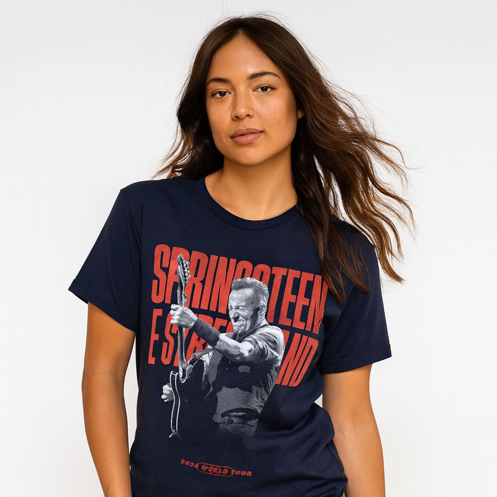 
                  
                    【予約商品】 BRUCE SPRINGSTEEN ブルーススプリングスティーン (11月 映画公開 記念 ) - Tour '24 Guitar Photo / バックプリントあり / 2024年ツアー会場限定販売 / Tシャツ / メンズ
                  
                