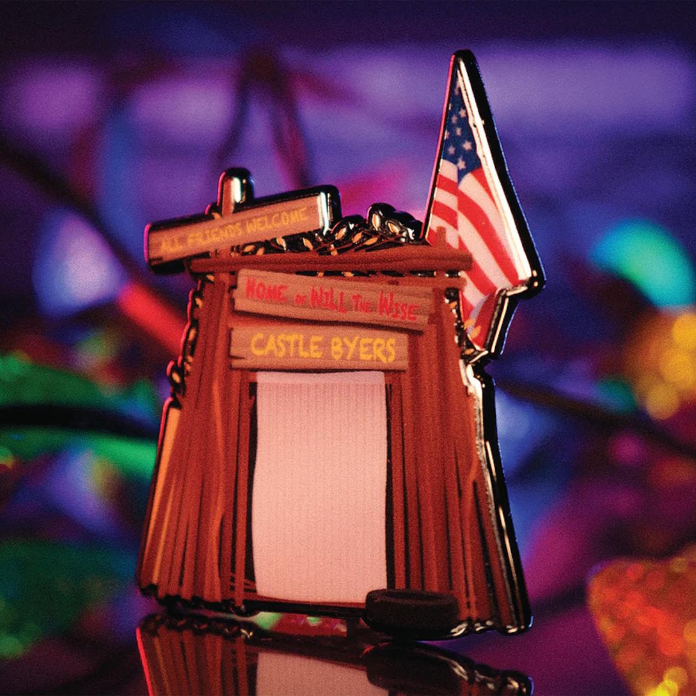 
                  
                    【予約商品】 STRANGER THINGS ストレンジャー・シングス (シーズン5 配信 記念 ) - Castle Byers Pin Badge / 世界限定9,995個 /  Season 5 / バッジ
                  
                