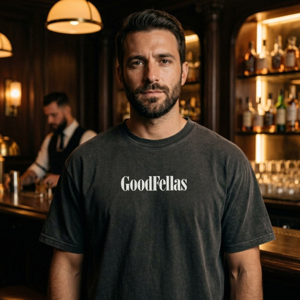 
                  
                    GOODFELLAS グッドフェローズ - Henry Suit / バックプリントあり / Tシャツ / メンズ
                  
                