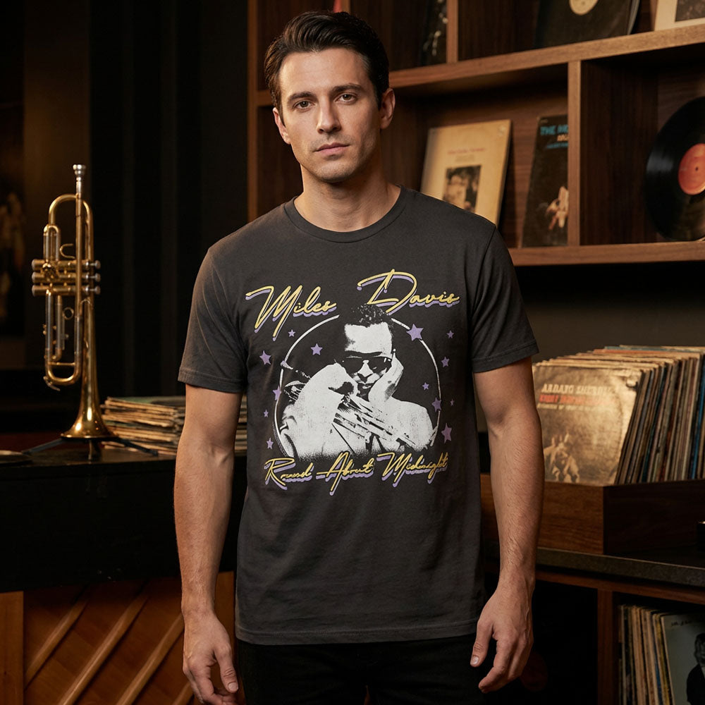
                  
                    【予約商品】 MILES DAVIS マイルスデイヴィス (生誕 100周年 ) - ROUND ABOUT MIDNIGHT STARS / Tシャツ / メンズ
                  
                