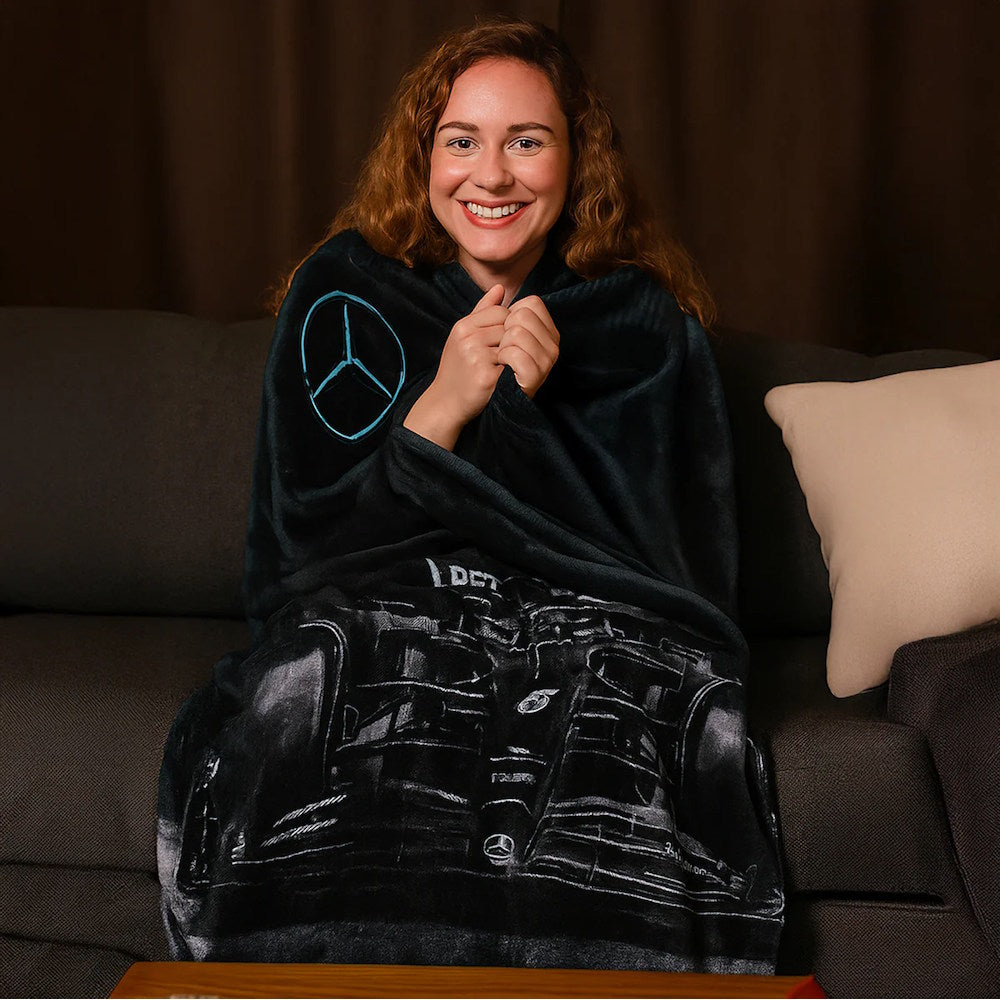 
                  
                    【予約商品】 FORMULA ONE（F1） フォーァミュラワン - Mercedes-AMG Petronas フリースブランケット（シェルパ裏地）｜約47×59インチ / 寝具
                  
                
