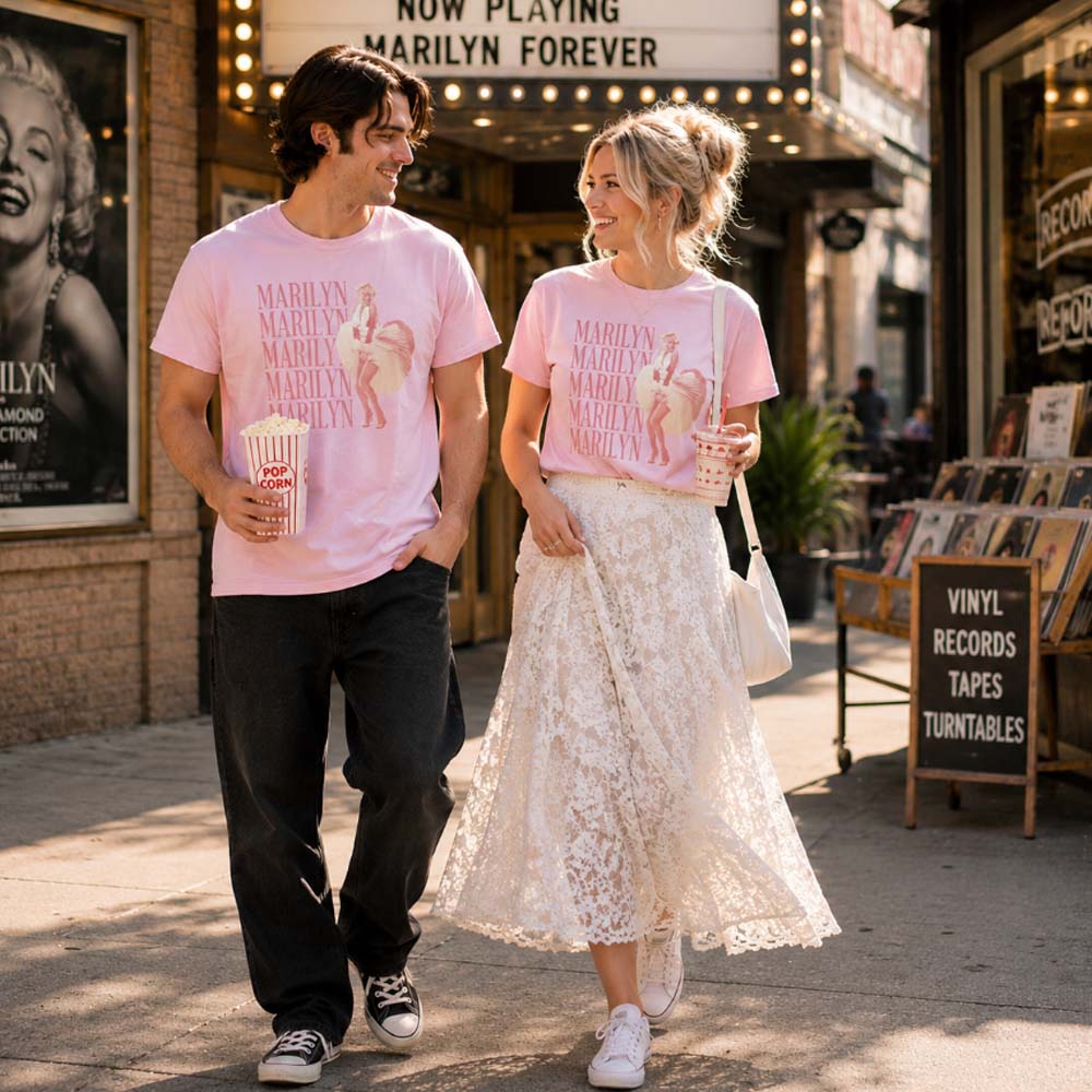 
                  
                    【予約商品】 MARILYN MONROE マリリンモンロー (生誕100周年 ) - SWEPT SKIRT REPEAT / Tシャツ / メンズ
                  
                