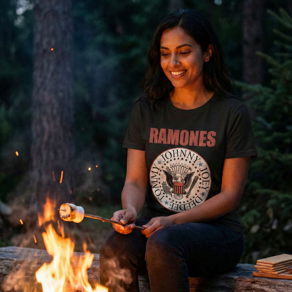 【予約商品】 RAMONES ラモーンズ (デビュー 50周年 ) - Hey Ho Red Block Text / バックプリントあり / カーボンソフト加工 / Tシャツ / メンズ