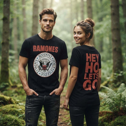 【予約商品】 RAMONES ラモーンズ (デビュー 50周年 ) - Hey Ho Red Block Text / バックプリントあり / カーボンソフト加工 / Tシャツ / メンズ