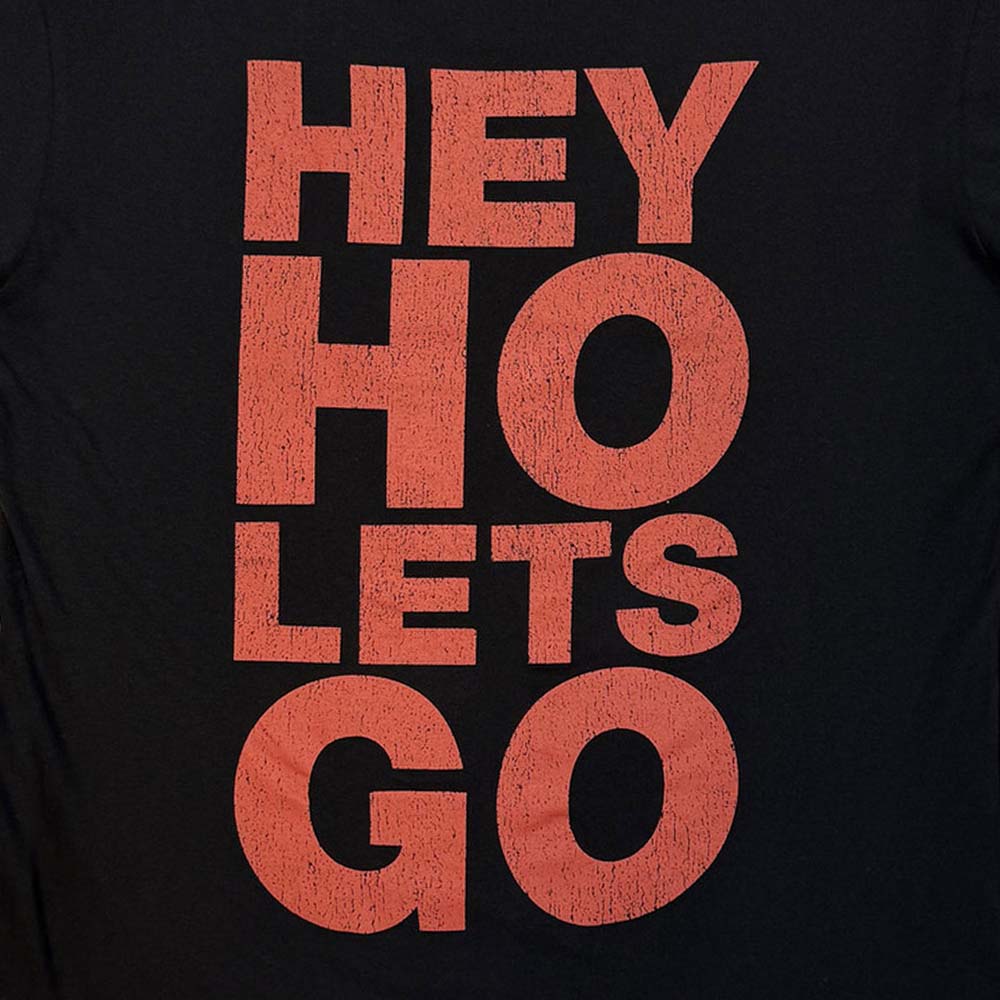 【予約商品】 RAMONES ラモーンズ (デビュー 50周年 ) - Hey Ho Red Block Text / バックプリントあり / カーボンソフト加工 / Tシャツ / メンズ