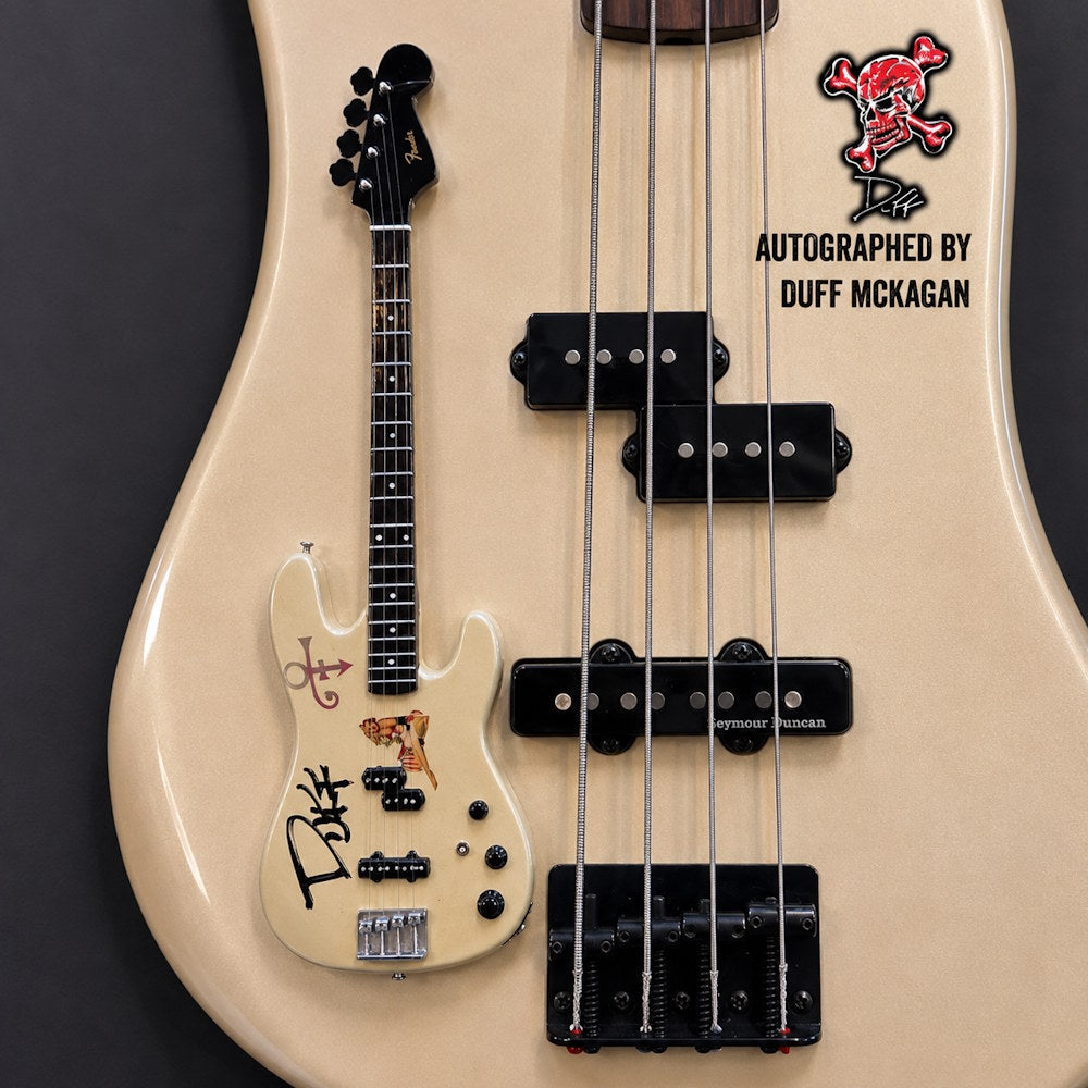 
                  
                    【予約商品】 GUNS N ROSES ガンズアンドローゼズ (デビュー 40周年 ) - REAL AUTOGRAPH / Duff McKagan #1 Main Girl & Purple Symbol Fender Precision Bass / Metallic Pearl / ミニチュア楽器
                  
                