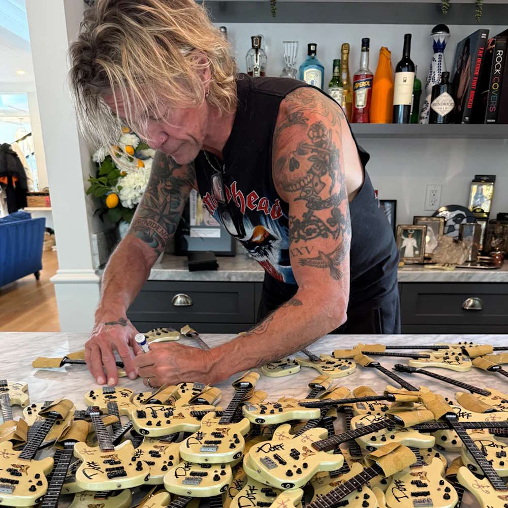 
                  
                    【予約商品】 GUNS N ROSES ガンズアンドローゼズ (デビュー 40周年 ) - Duff McKagan #1 Main Fender Bass / 直筆サイン入り / ミニチュア楽器
                  
                